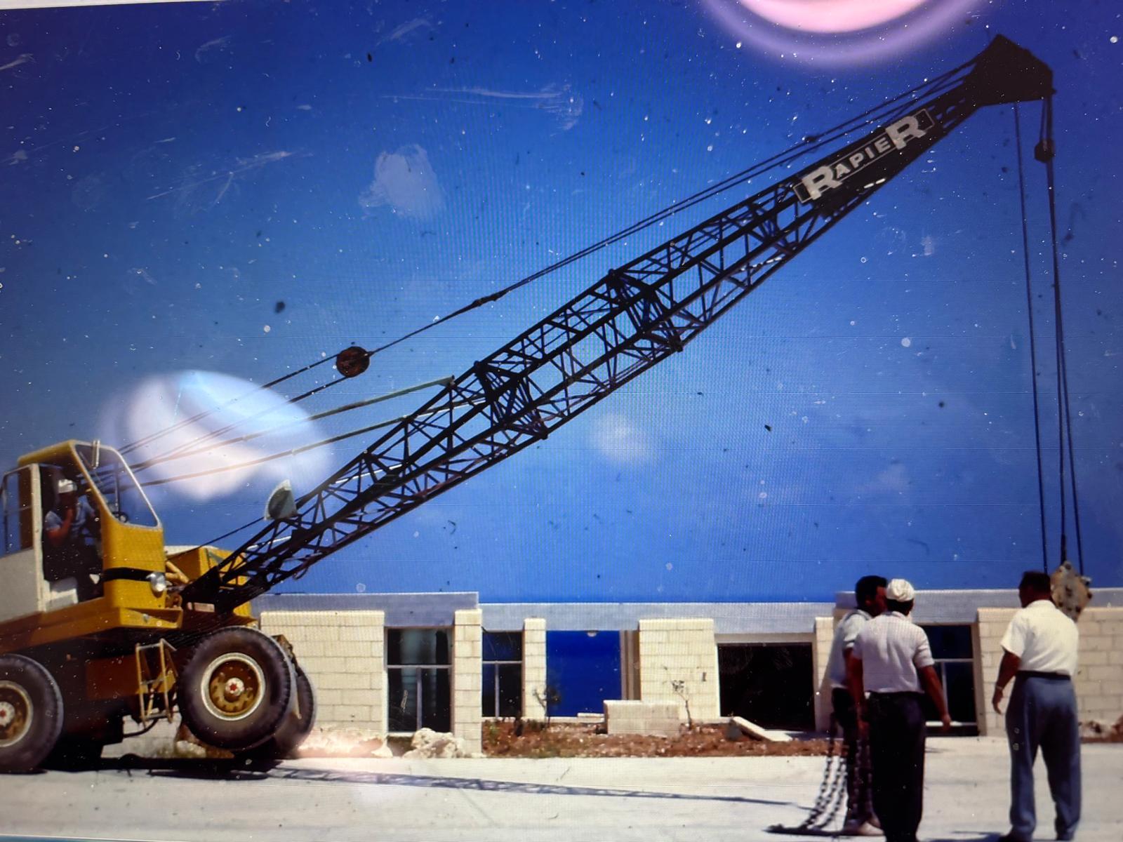 The only semblance of a crane on the construction site in the 1960s. Photo: Michael Hirst