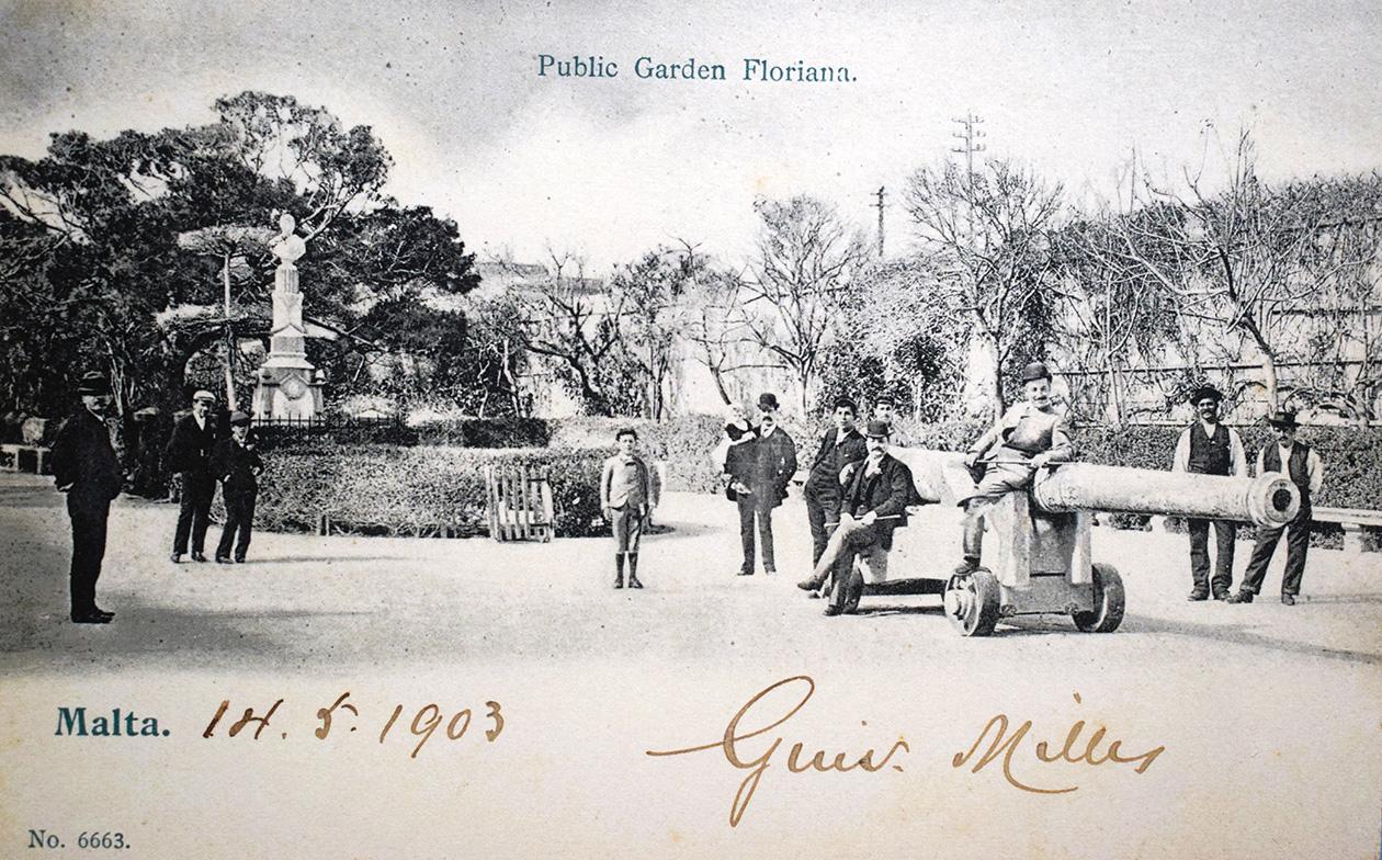 A 1903 postcard of the bronze cannon facing the Maglio gardens.