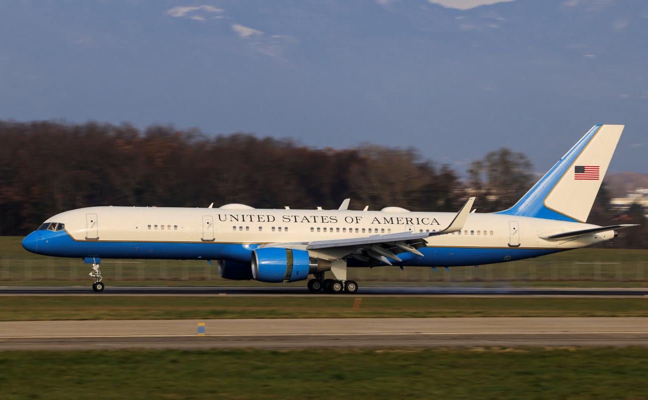 A plane transporting a US delegation including US Secretary of State Marco Rubio, lands at Geneva airport on Sunday. Photo: Valentin Flauraud / AFP.