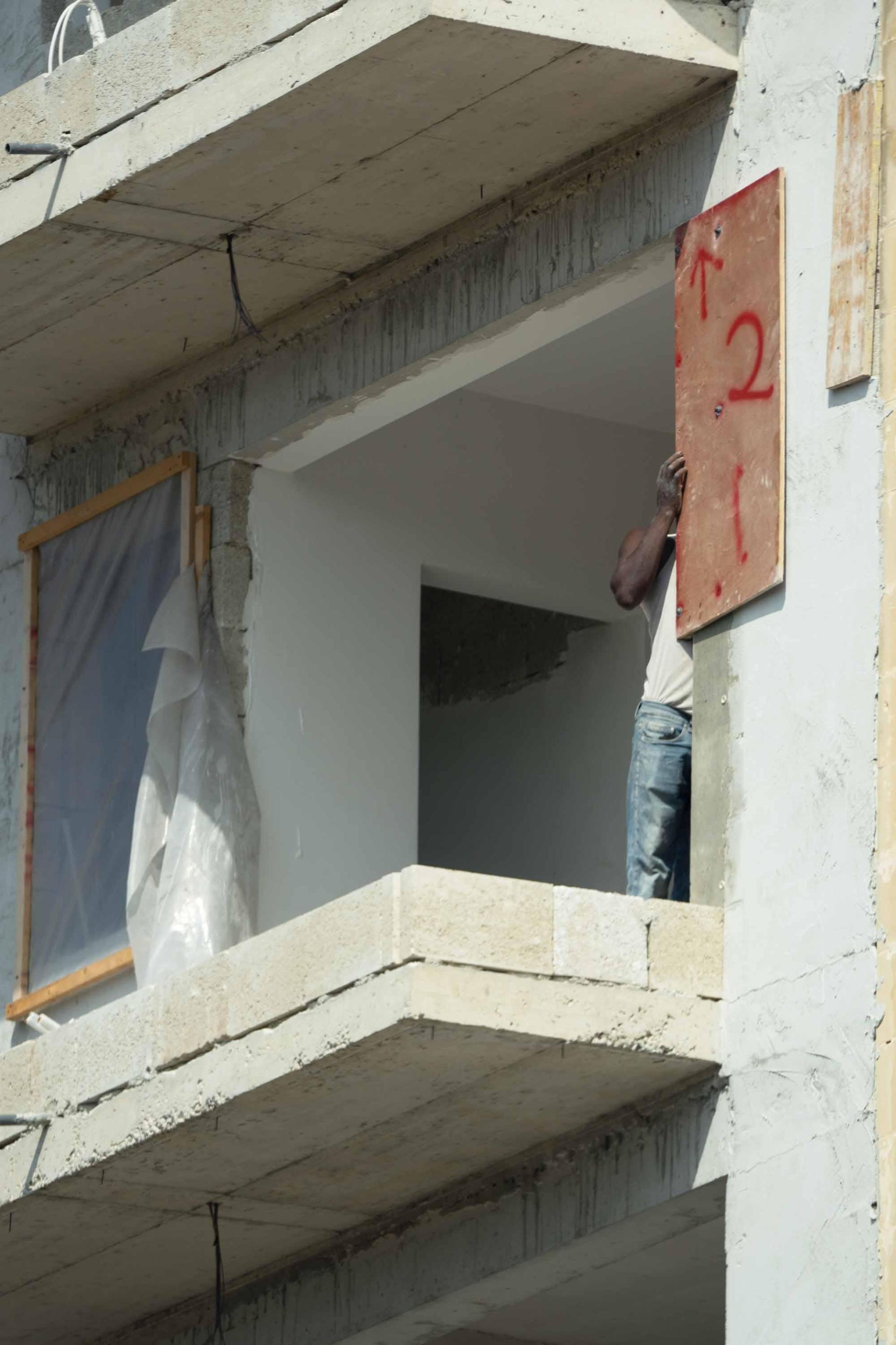 The book reflects on the human dimension of the boom, including the experience of construction workers. Photo: Marcin Piekałkiewicz