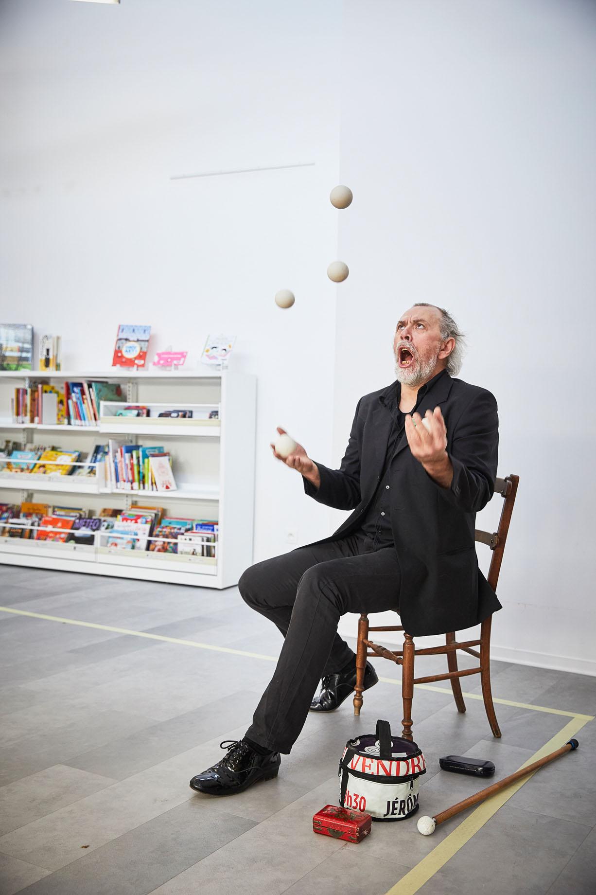 French juggler J&eacute;r&ocirc;me Thomas