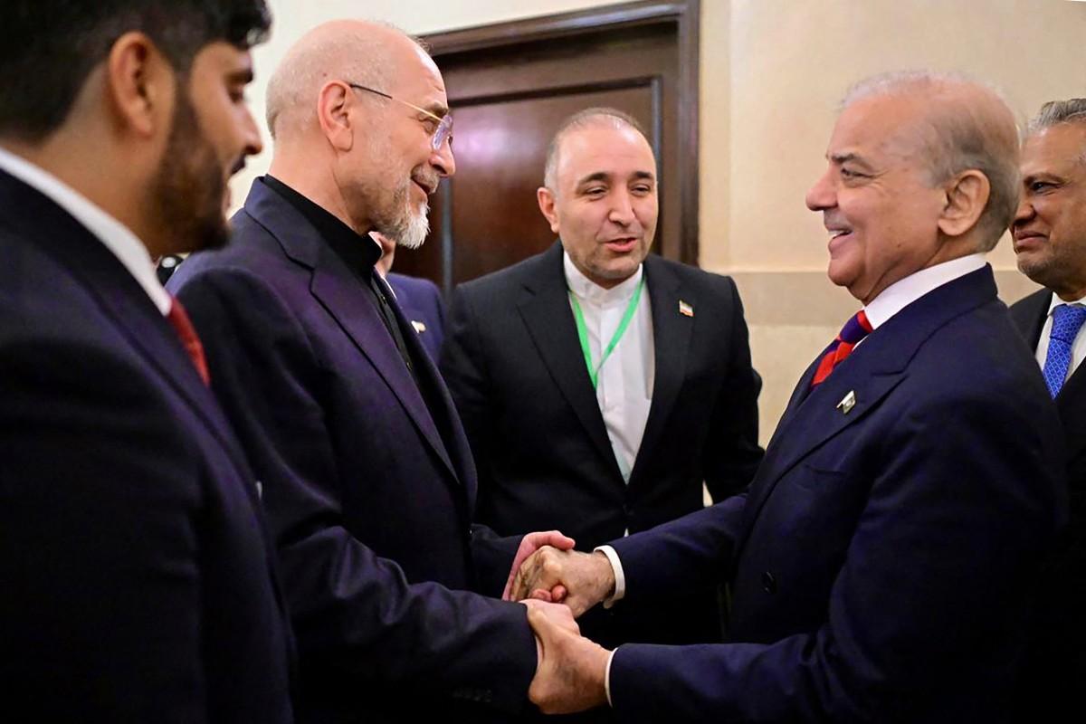 Pakistan's Prime Minister Shehbaz Sharif (2R) with Foreign Minister Ishaq Dar (R) greeting Iran's parliamentary speaker Mohammad Bagher Ghalibaf (2L) during their meeting prior to the US-Iran peace talks in Islamabad. Photo: AFP