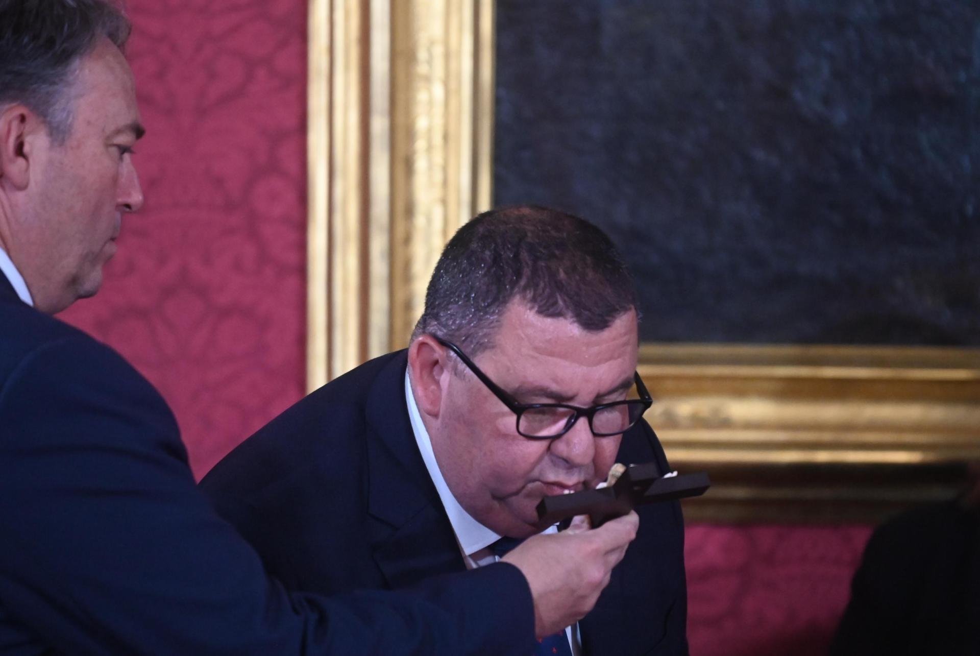 Home Affairs Minister Glenn Bedingfield kisses the cross as part of the swearing-in ceremony. Photo: Jonathan Borg