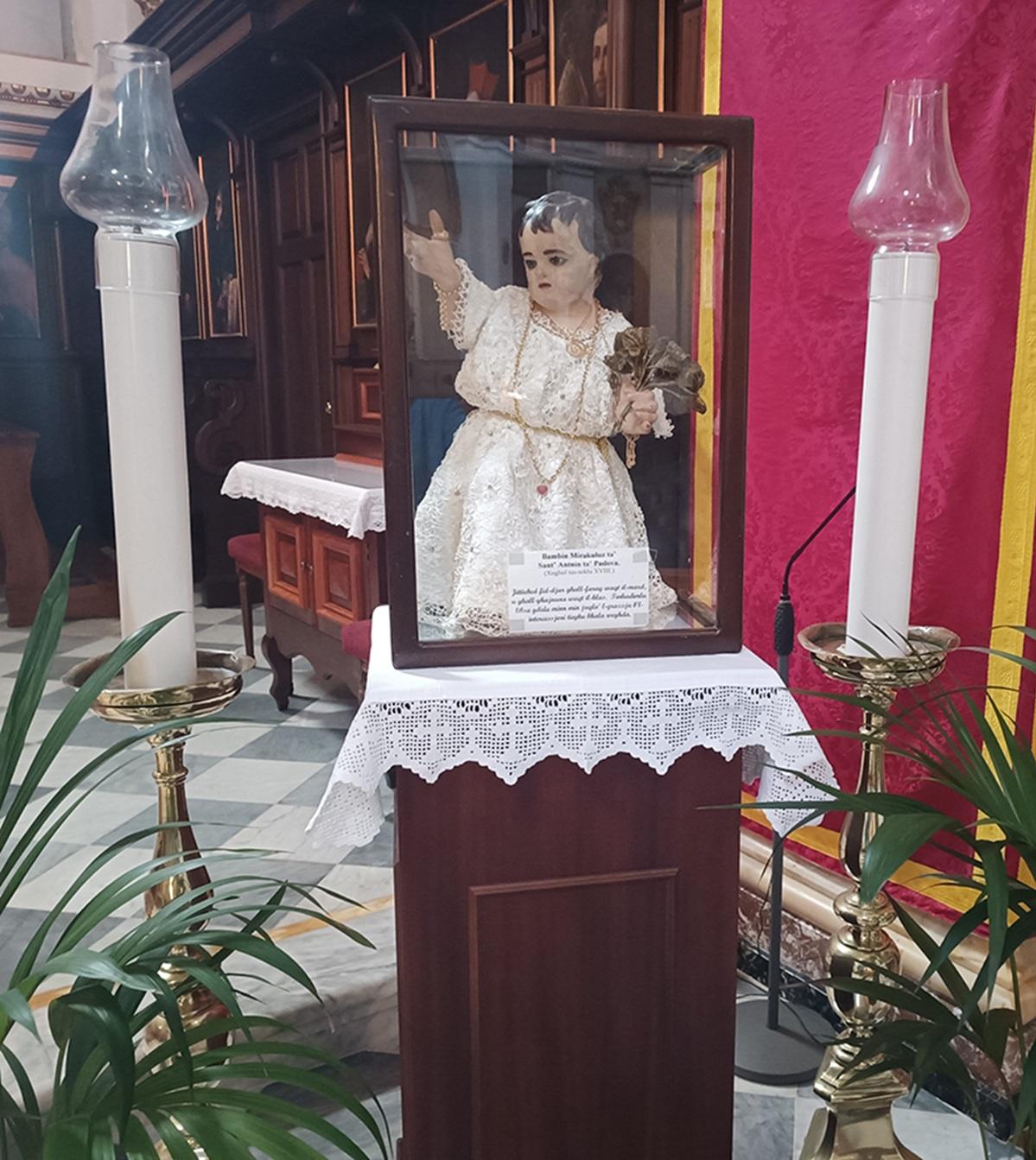 The miraculous statuette of the Baby Jesus of Padua that is brought to the homes of sick people and of women expecting a child.
