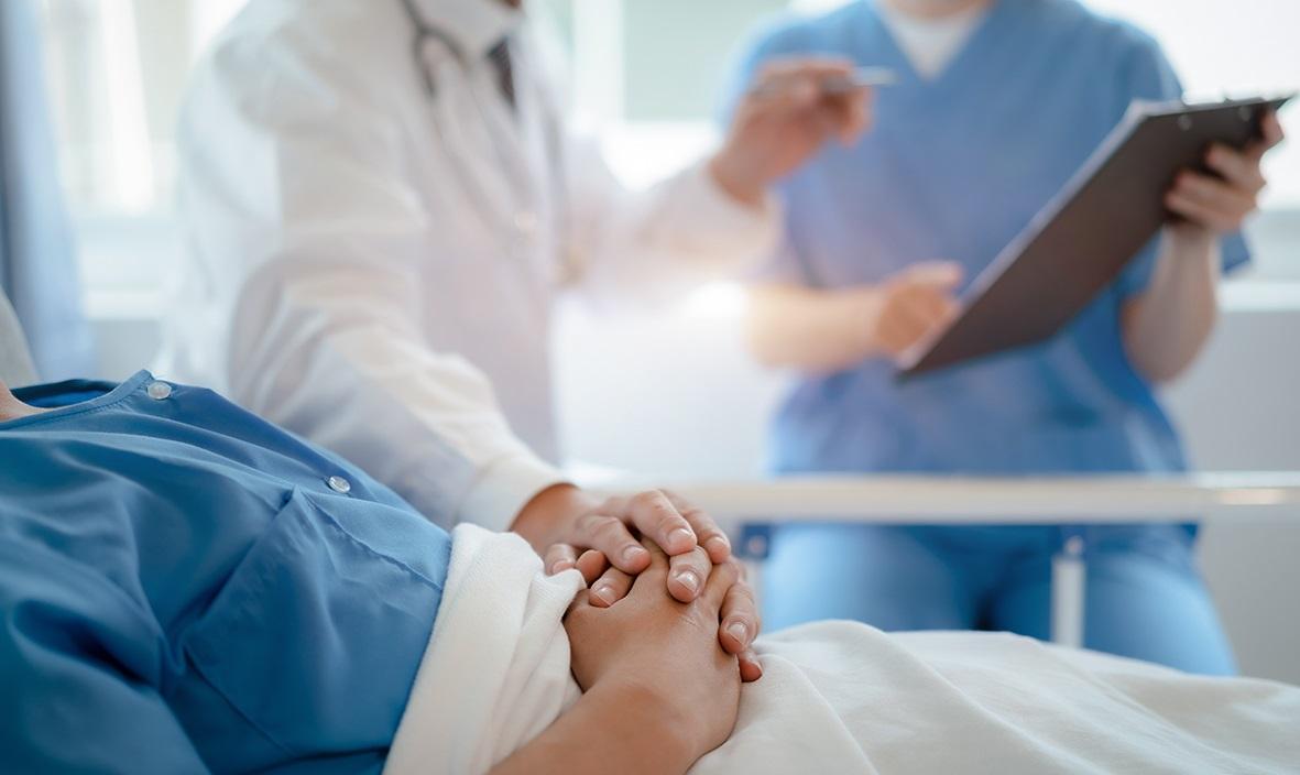 A doctor seeing to a patient. Photo: Shutterstock.com