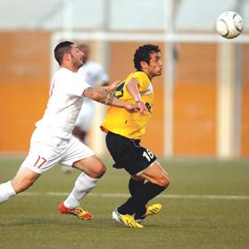 Zoran Levnaic (right) blocking the way for Valletta&rsquo;s Terence Scerri. Photo: Darrin Zammit Lupi
