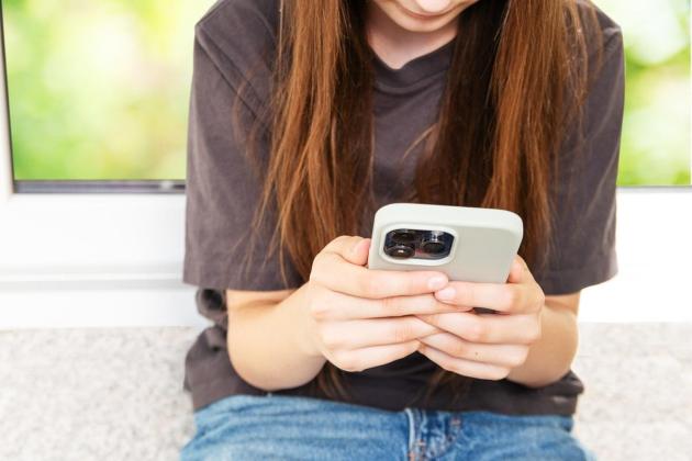 Teenage girl reports man to police after he sent her indecent images online