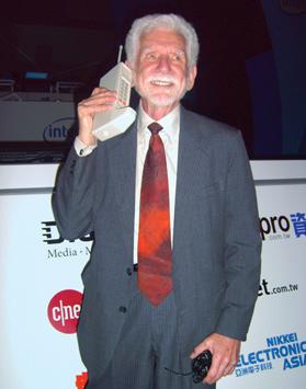 Martin Cooper at Taipei in 2007 with his 1973 DynaTAC, which weighed about 1.5 kg. Photo: Rico Shen