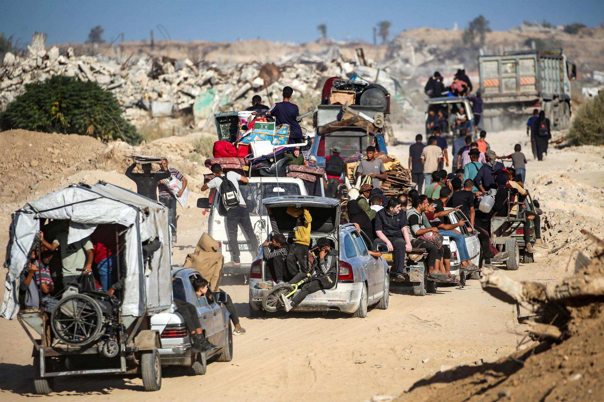 Palestinians make their way to Gaza City through the so-called "Netzarim corridor". Photo: AFP