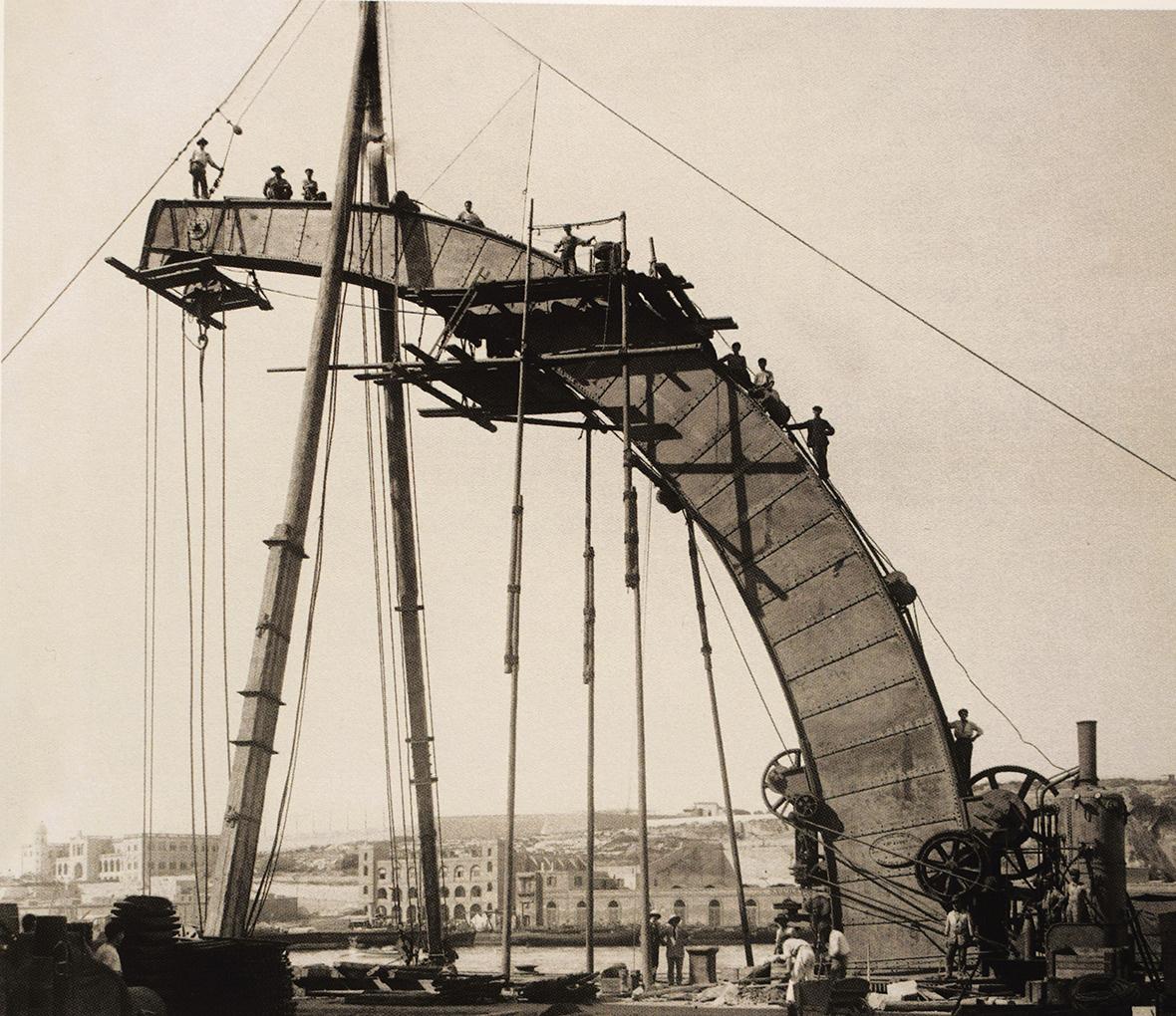 A large customised crane, 1900s photo by Ellis.