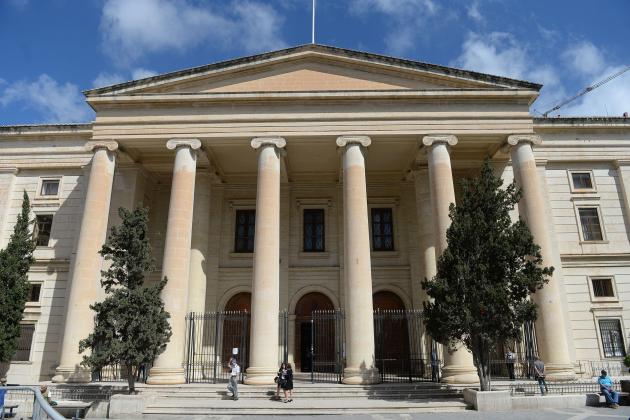 Man threatens to shoot on planes in cry to police for help, court told