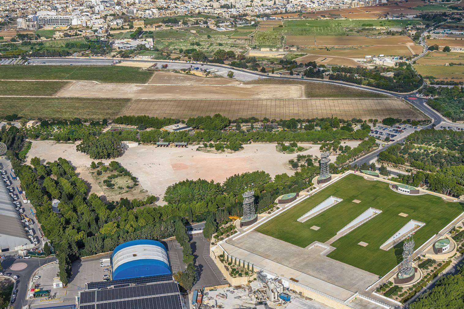 The picnic area (centre) covered with gravel.