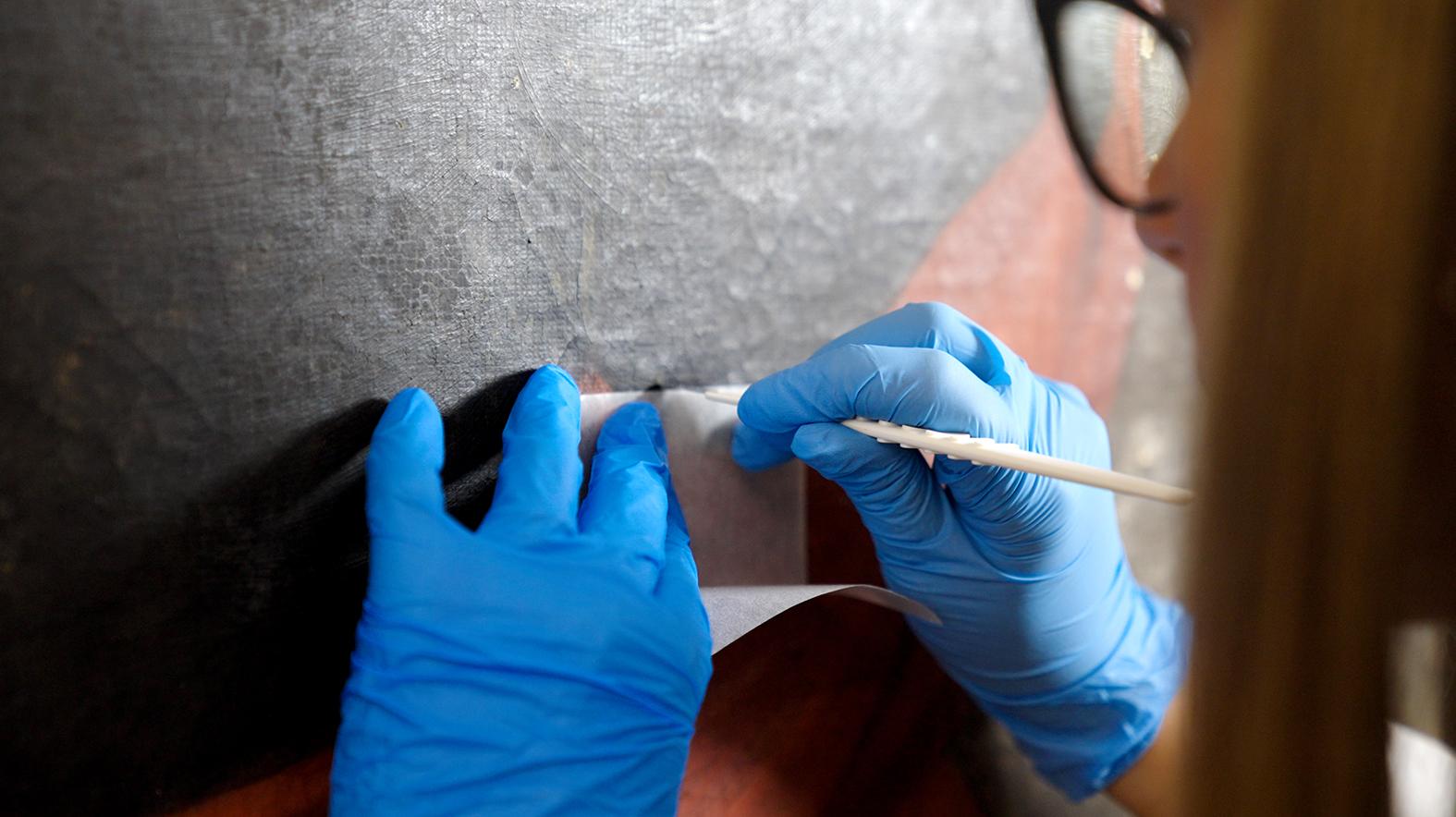 Microsampling of a pigment fragment, known as a cross-section.