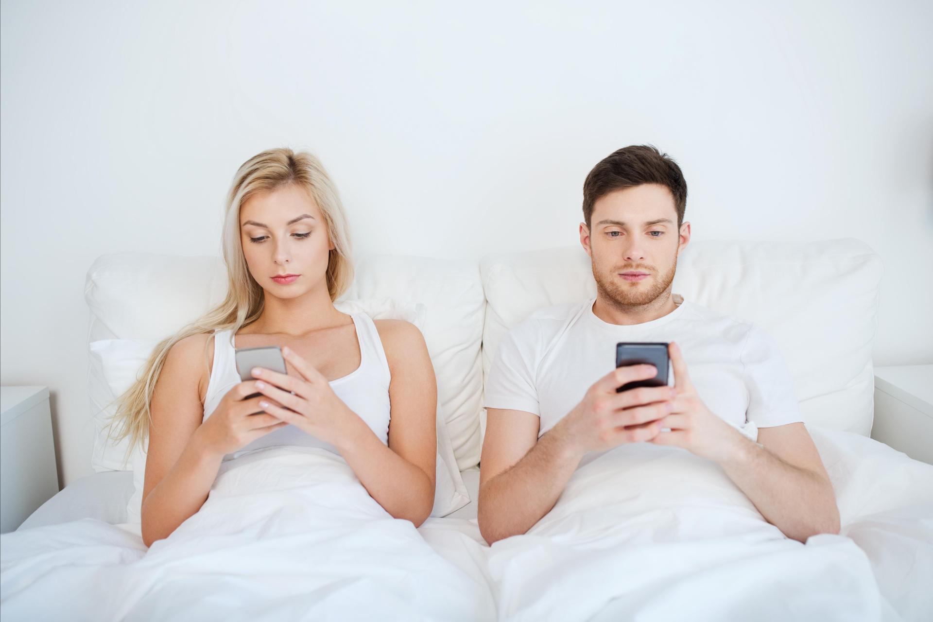 Killing the mood: smartphones reduce birth rate, studies say