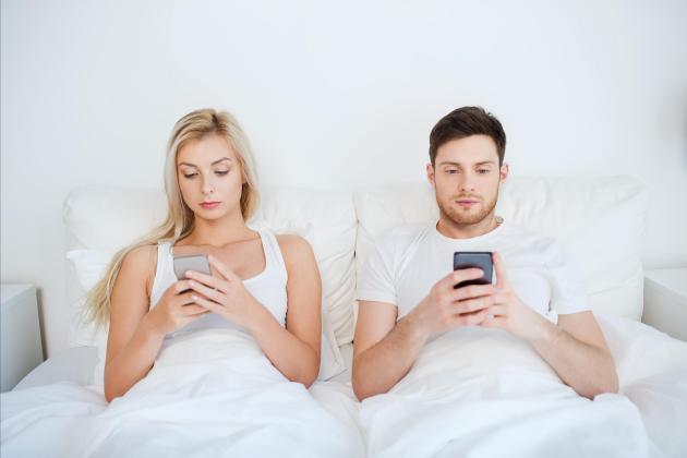 Killing the mood: smartphones reduce birth rate, studies say
