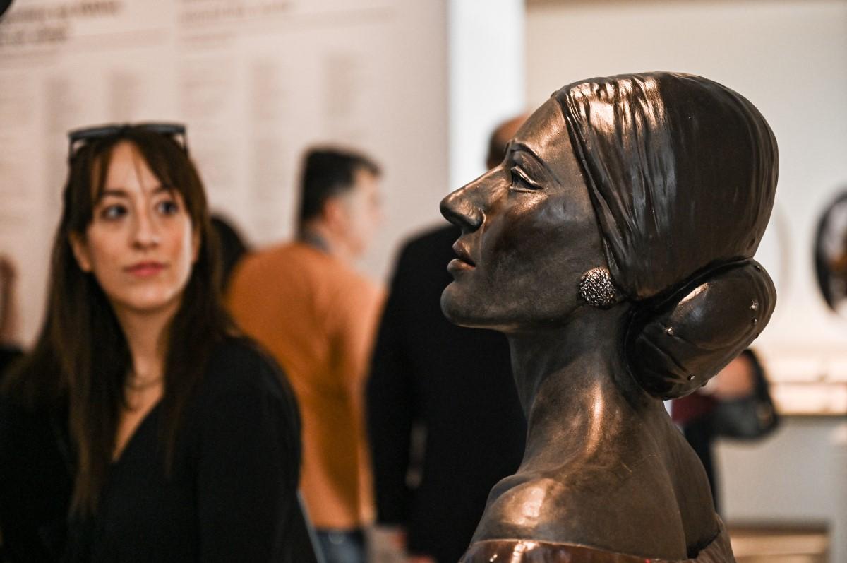 A visitor looks at a bust depicting the diva Maria Callas.