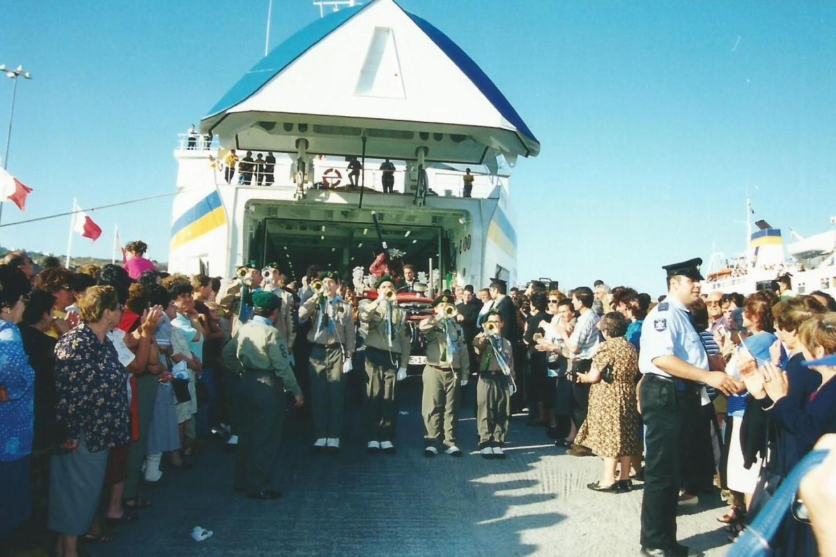 The arrival of the statue of Jesus the Redeemer at Mġarr Harbour.