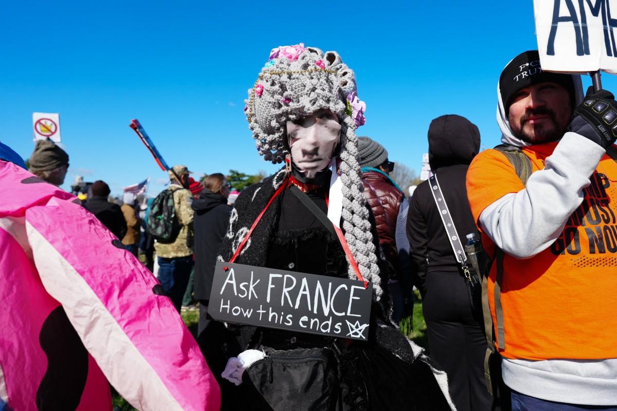 Demonstrators prepare to walk across the Memorial Bridge from Arlington, Virginia into Washington, DC, during the "No Kings" national day of protest on March 28, 2026. Photo: AFP
