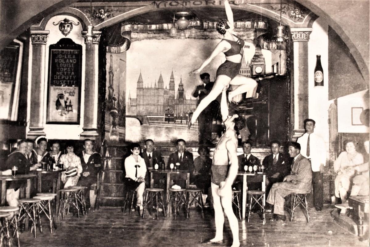 Pre-war live show at the Victoria Music Hall in the Gut.
