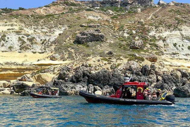 Three hikers rescued after becoming stranded near Ġnejna cave