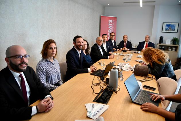 Taxi rides from €2 and tax on vacant homes: Momentum launches manifesto