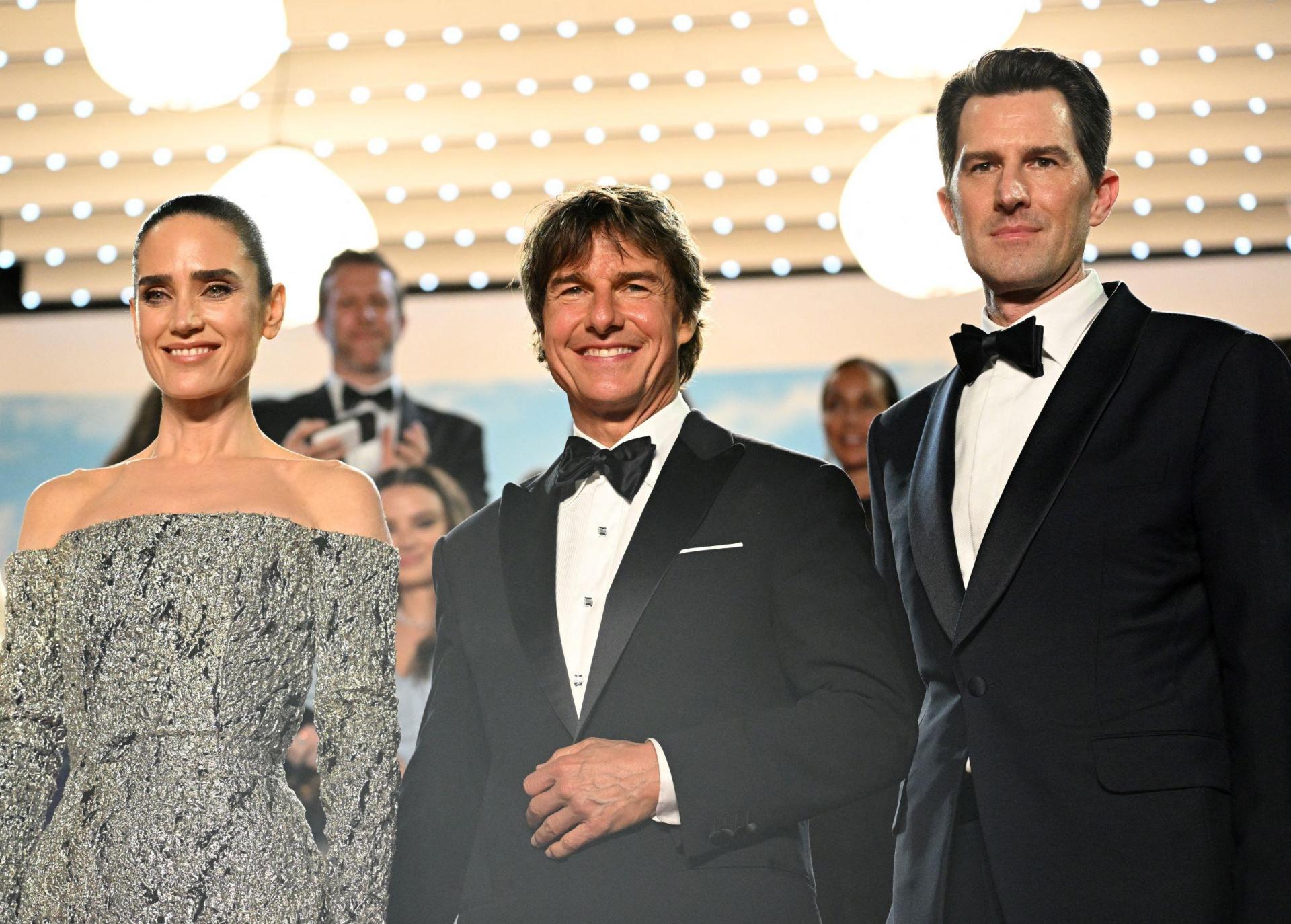 Tom Cruise & Jennifer Connelly - Red carpet entrance of Top Gun: Maverick -  Festival de Cannes