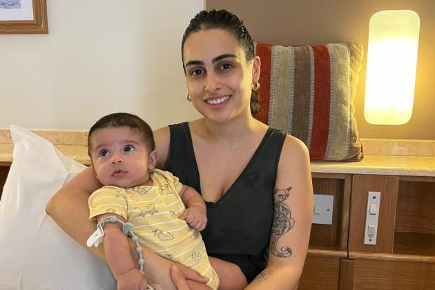 Mother spends nine hours in café to keep baby cool during outage