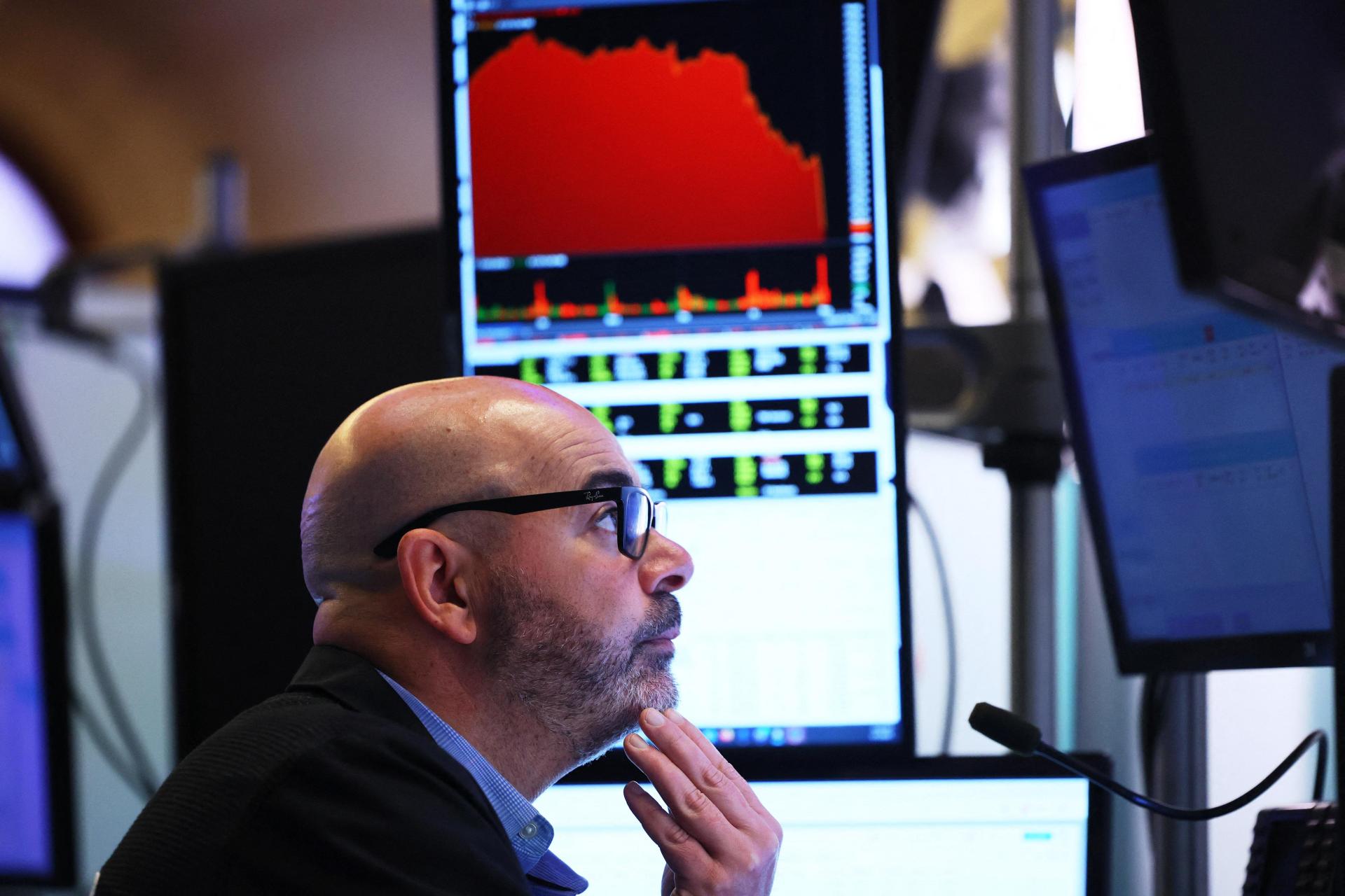 Traders work on the floor of the New York Stock Exchange during morning trading on April 07, 2025 in New York City. Photo: AFP