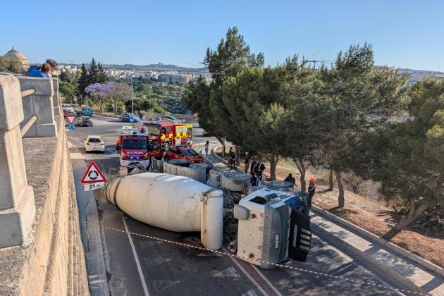 Cement-mixer truck flips over in Mosta