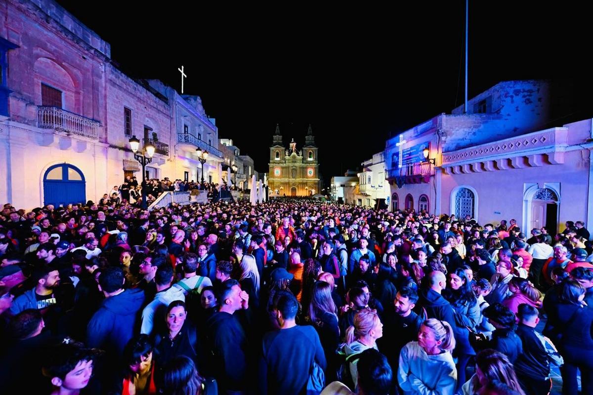 Hundreds of people gathered in the square outside the church in Mellieħa to start the walk in aid of Puttinu Cares. Photo: Puttinu Cares/Facebook