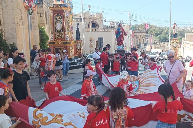 Children celebrate to mark Fontana feast