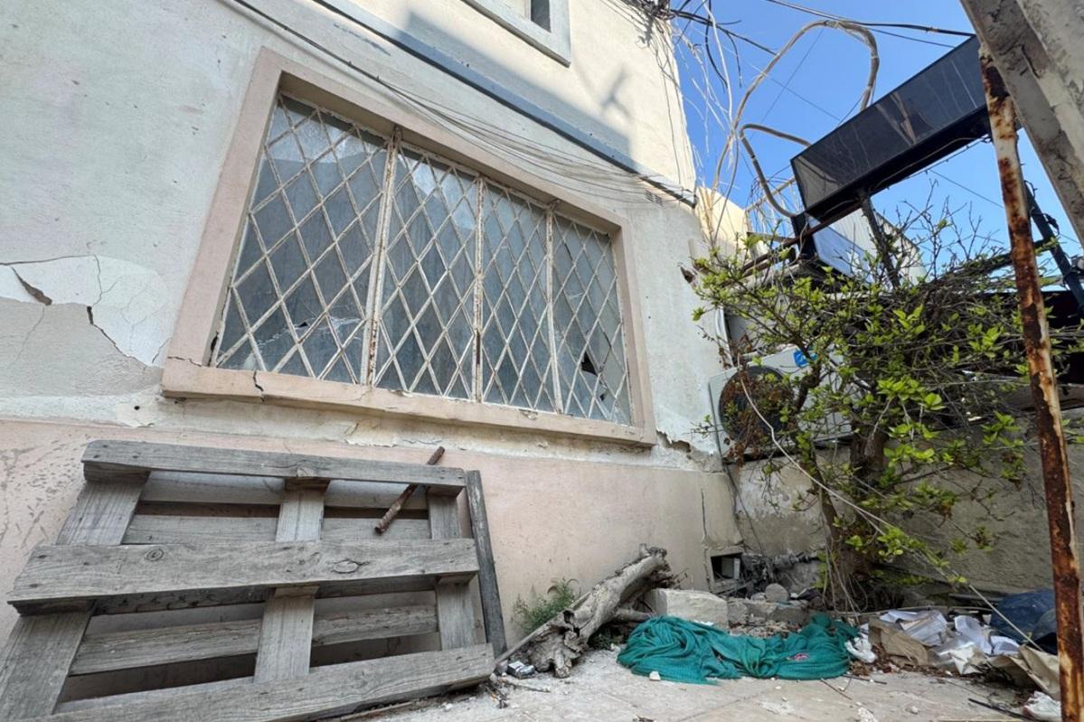The damage to the building next to the construction site was already clearly visible