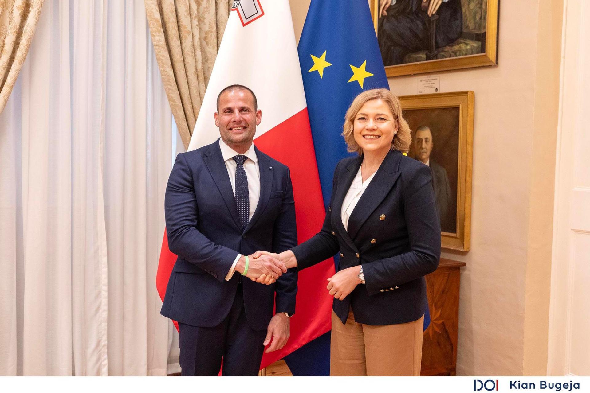 Prime Minister Robert Abela welcomed Commissioner Henna VirkkunenIn at the Auberge de Castille.