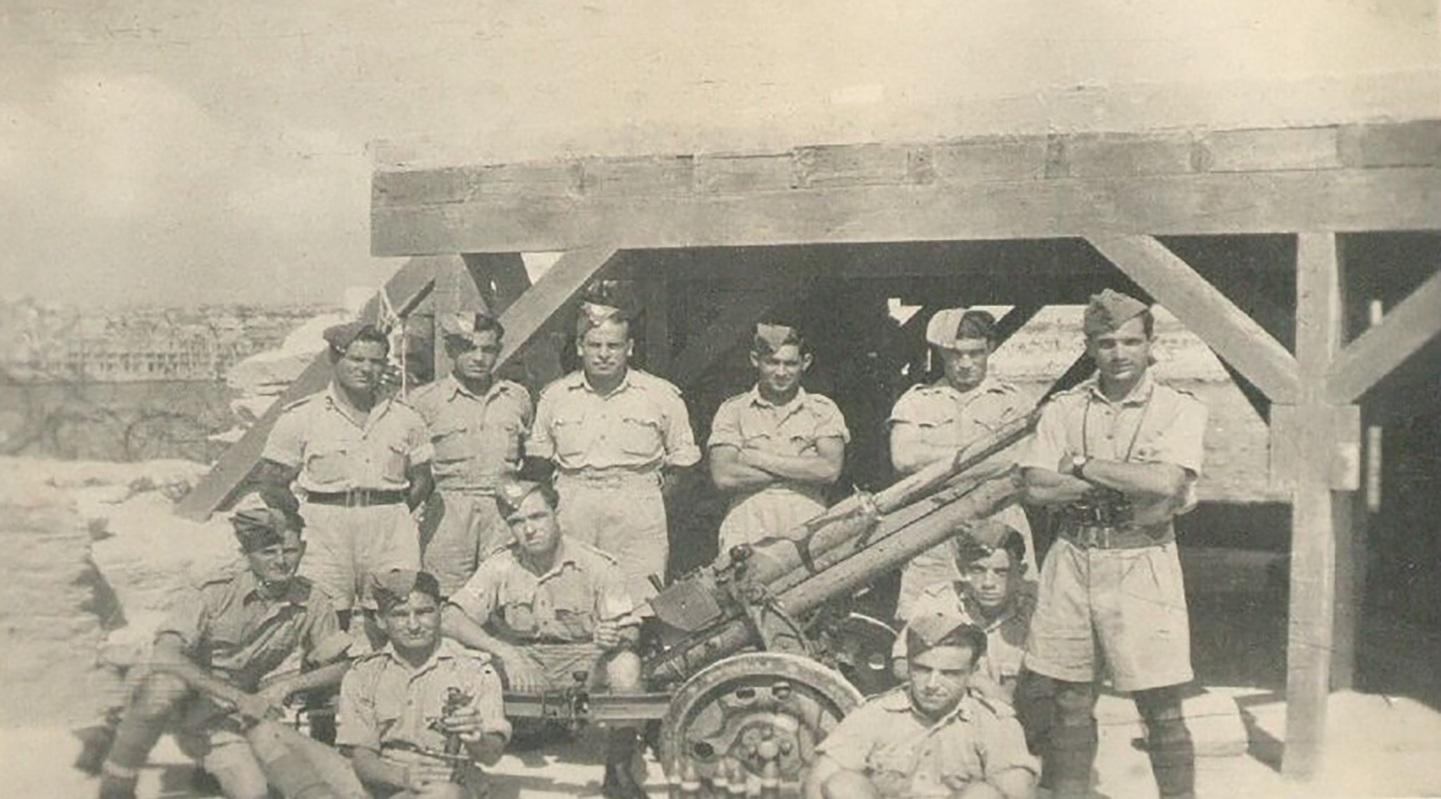 A captured 47mm Breda anti-tank gun in Malta with its crew at Birżebbuġa. Notice the Malta rubble wall camouflage applied on it. Photo: www.kilifish.com