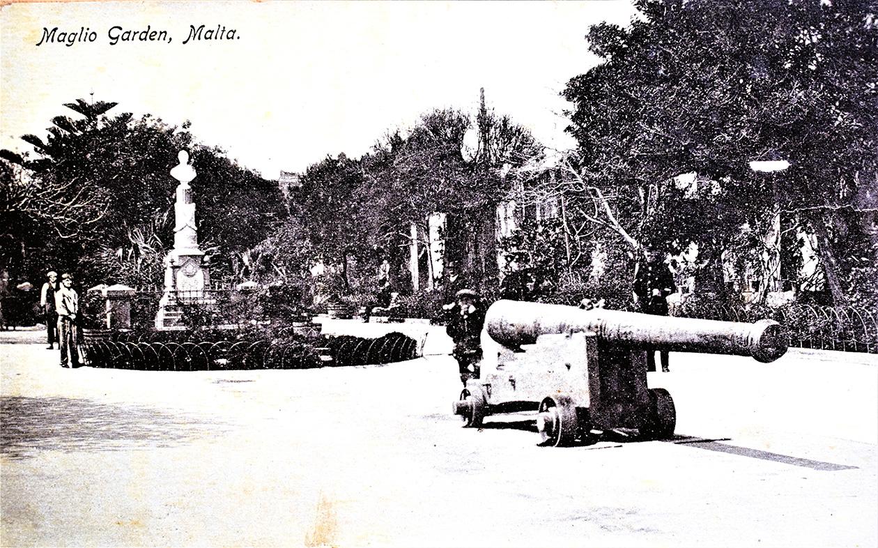 Another early postcard of the bronze cannon fronting the Maglio gardens in Floriana.