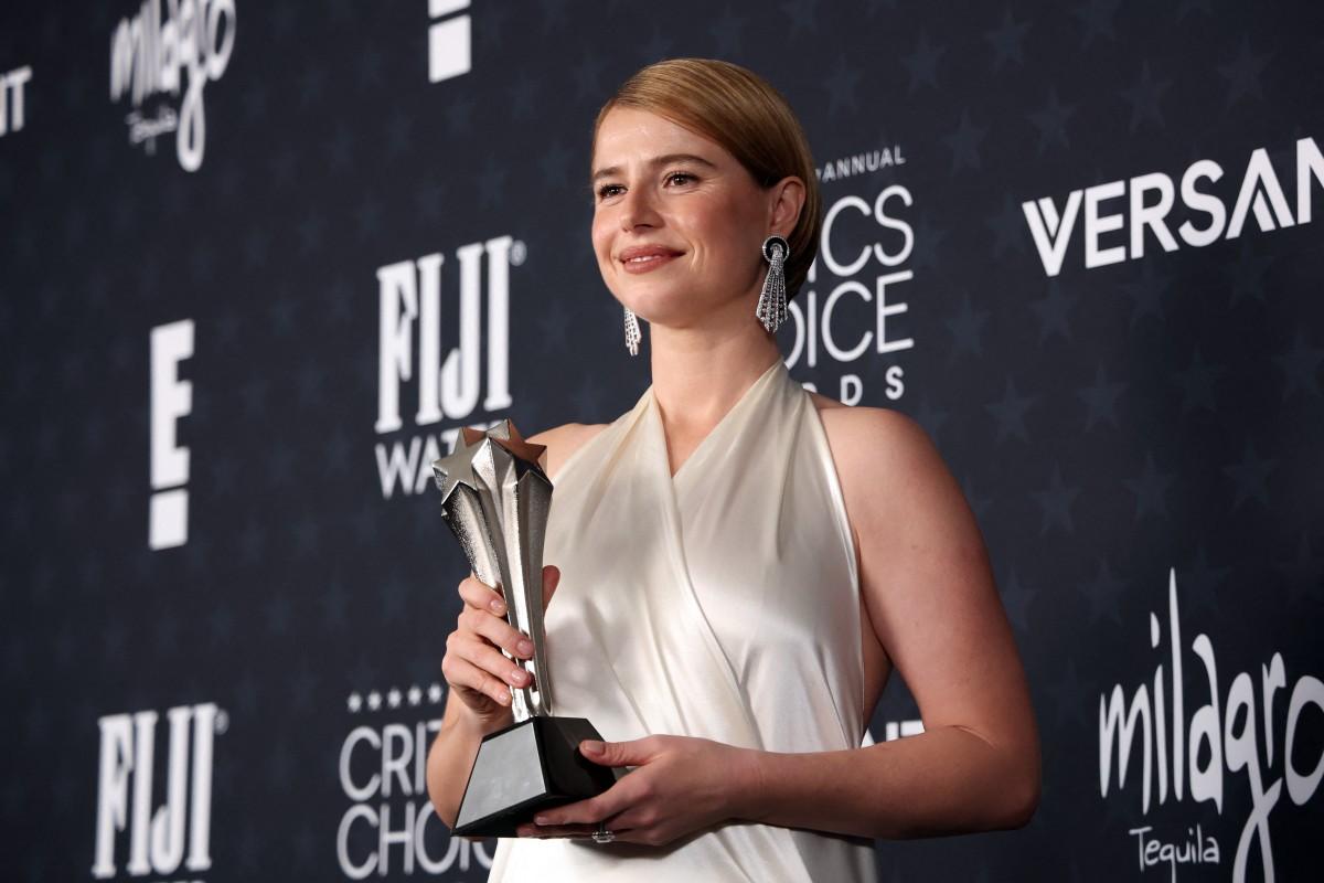 Irish actress Jessie Buckley poses in the press room with the Best Actress award for "Hamnet". Photo: AFP