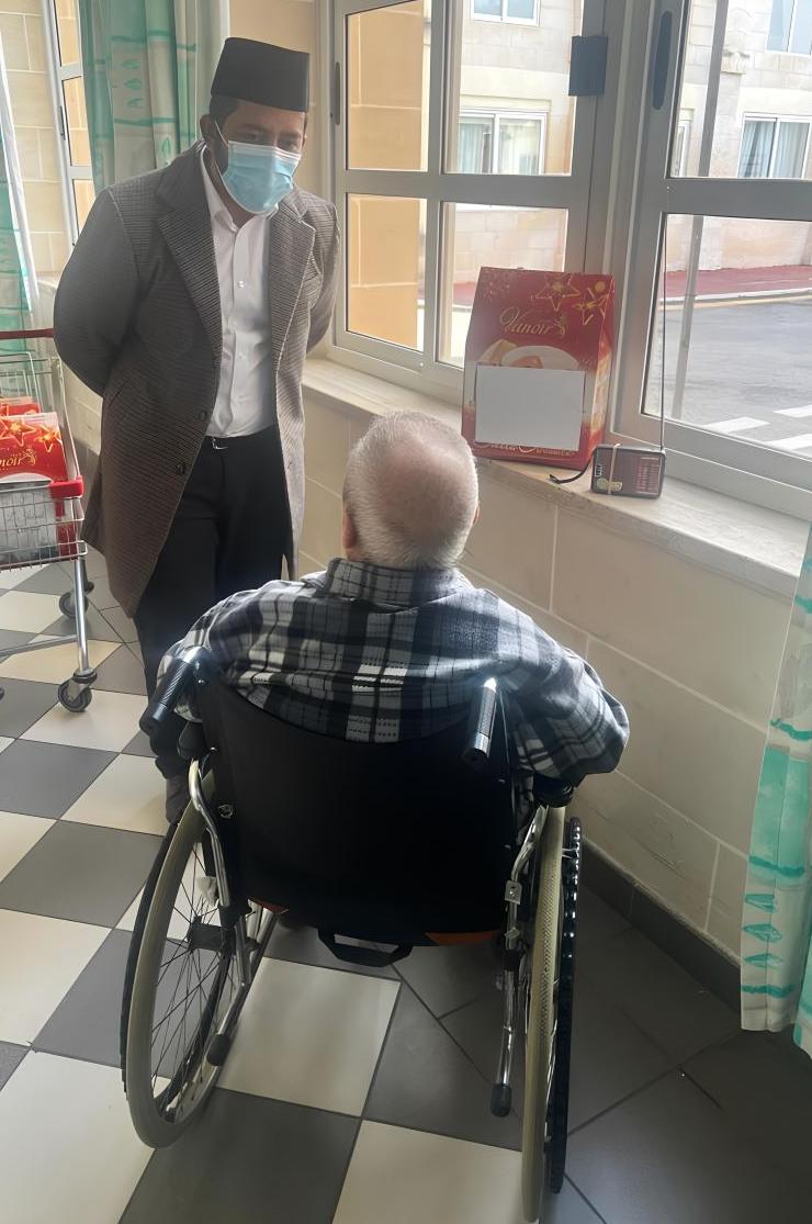 The imam chats with one of the residents at St Vincent De Paul. Photo: The Ahmadiyya Muslim Community.