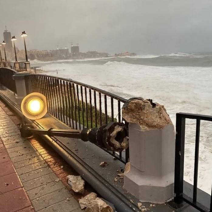 A large metal lamp was snapped and fell on the Sliema pavement as a result of the rough sea and wind. Photo: Facebook/ Tourism Zones Regeneration Agency
