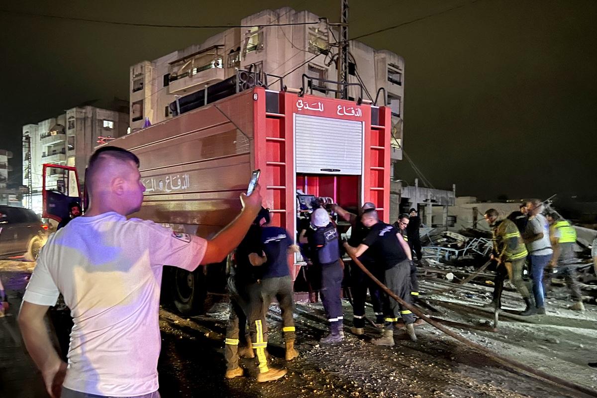 Firefighters and first responders gather at the scene of an Israeli air strike that targeted a building in the southern Lebanese town of Toul. Photo: AFP