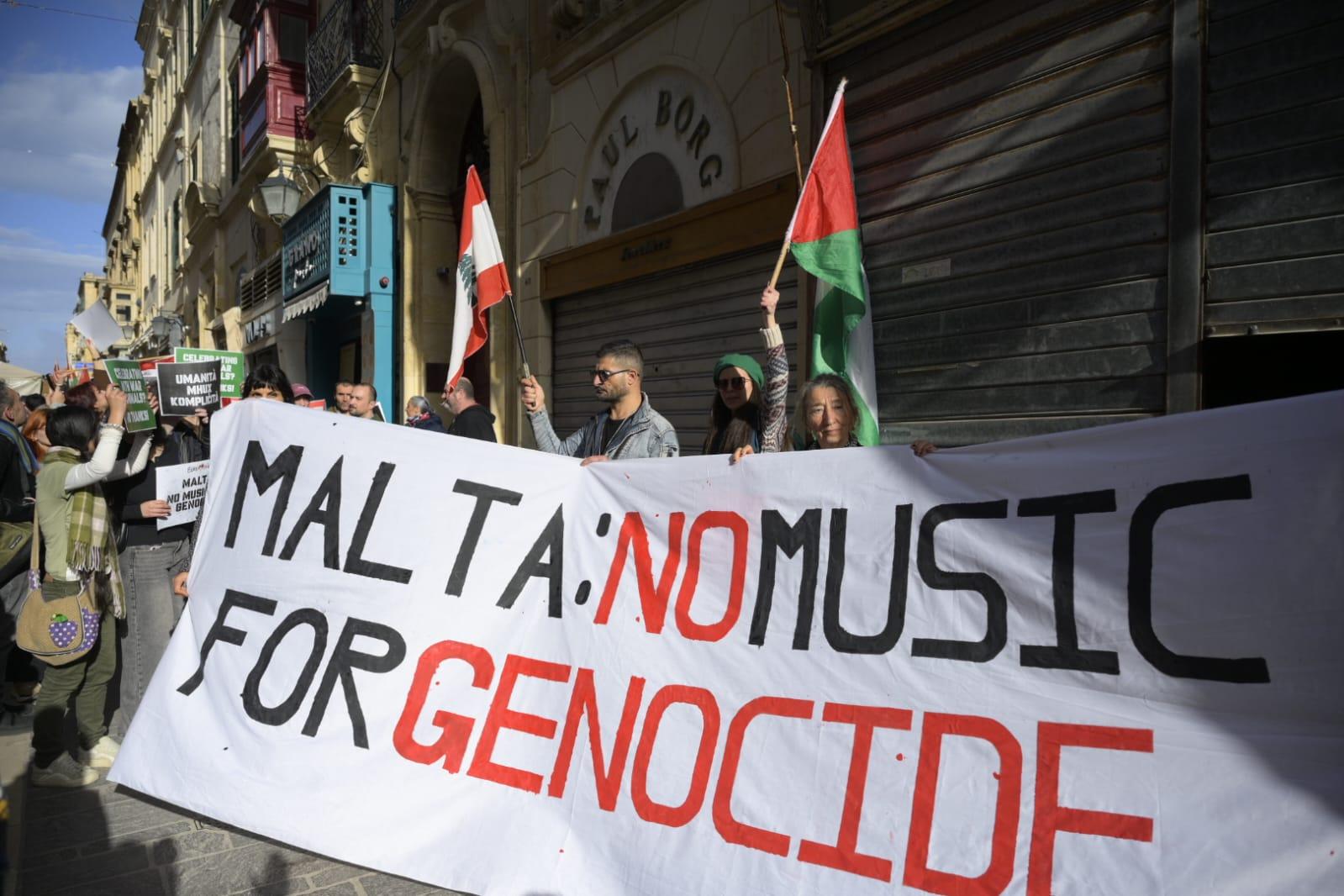 Protestors on their way to the culture ministry. Photo: Matthew Mirabelli