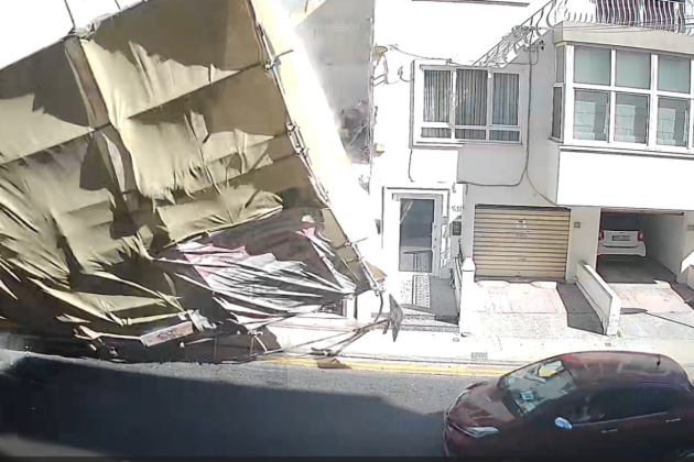 Watch the terrifying moment scaffolding smashes in front of car on Gżira street