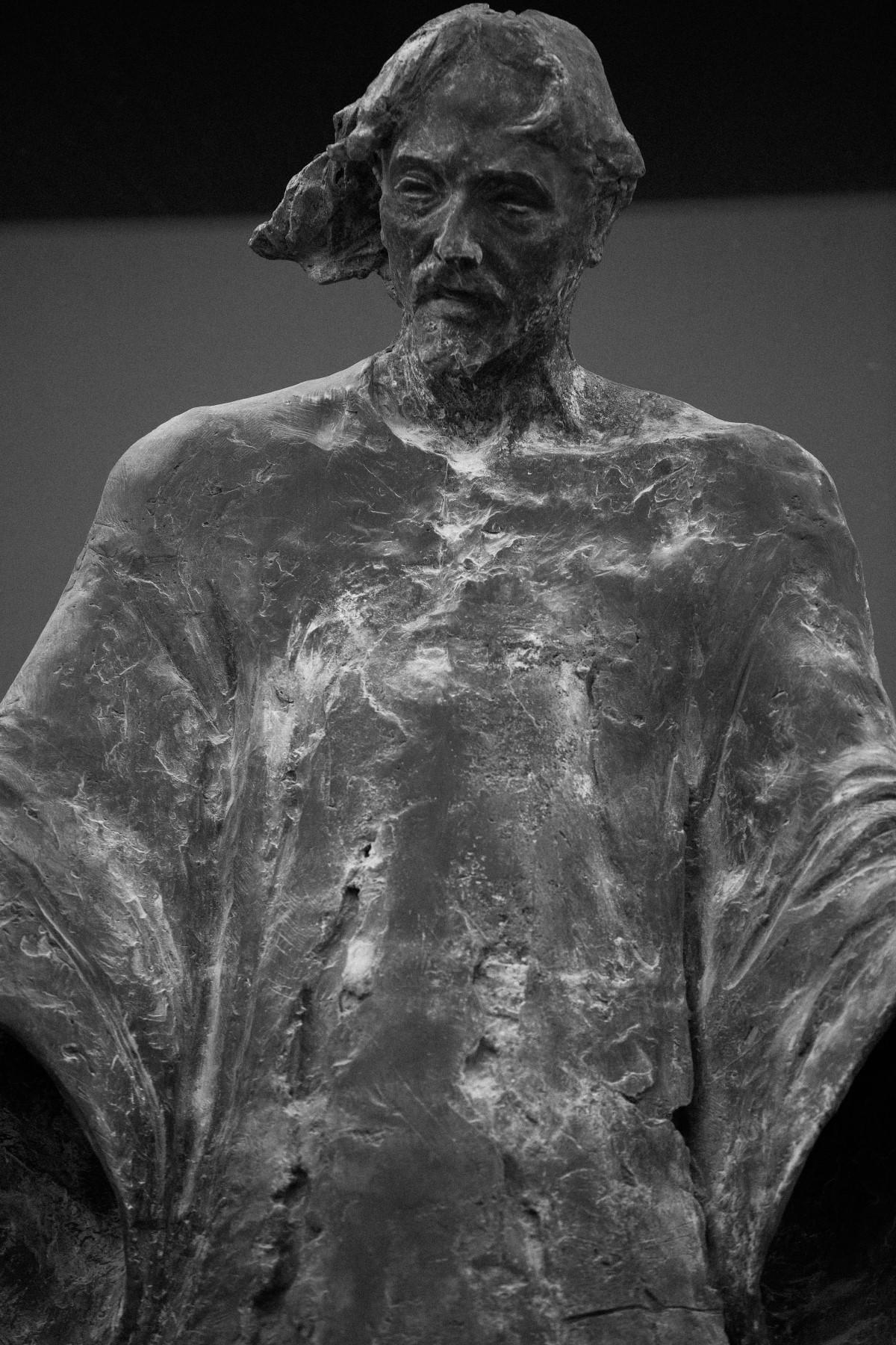 The bronze statue of the welcoming Christ weighs 380kg.