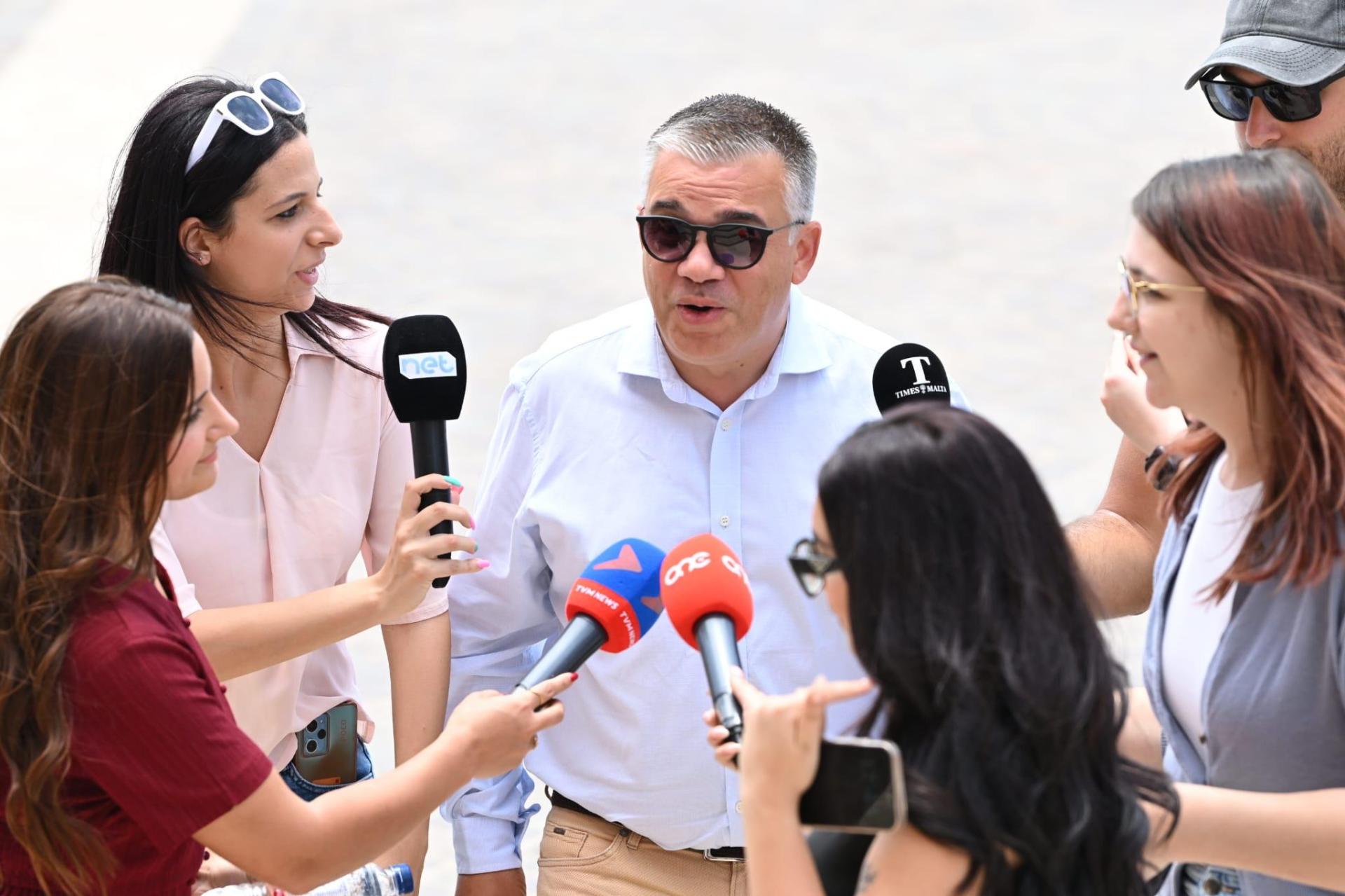 Chris Bonett enters the OPM, surrounded by journalists. Photo: Matthew Mirabelli