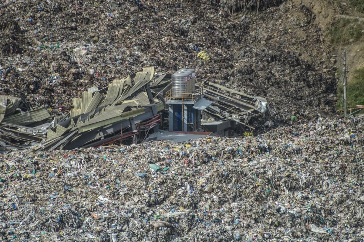 An aerial view shows a landslide at the landfill in Barangay Binaliw, Cebu City. Photo: AFP