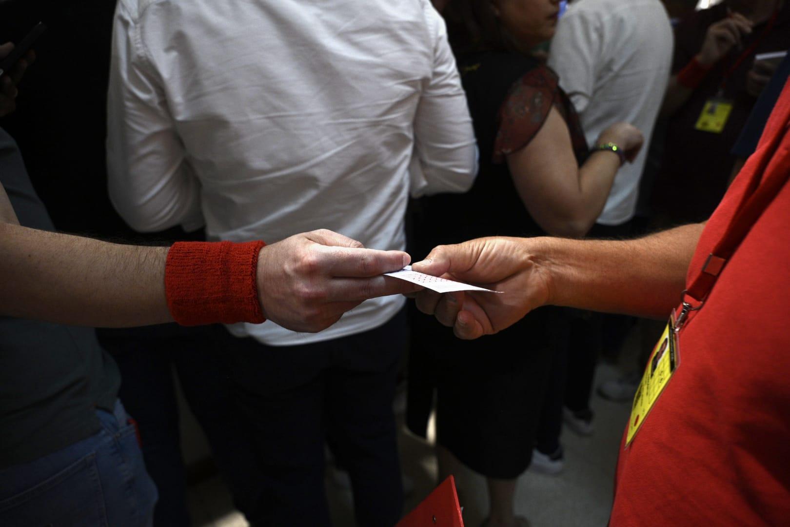 Party agents hand their notes to runners. Photo: Matthew Mirabelli