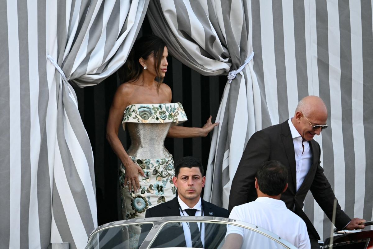 Amazon founder Jeff Bezos and Lauren Sanchez get on a taxi boat at the Aman Hotel. Photo: Stefano Rellandini / AFP.