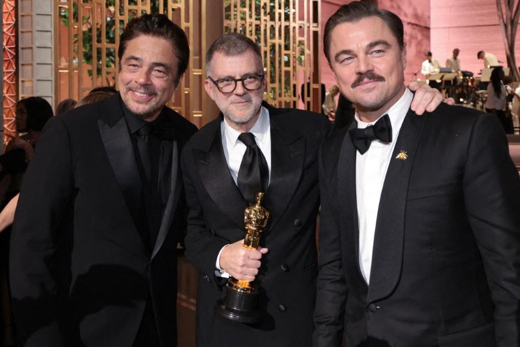 In this handout photo provided by The Academy, (L-R) Benicio del Toro, Paul Thomas Anderson and Lenardo DiCaprio pose after winning the award for Best Picture for "One Battle After Another". Photo: AFP