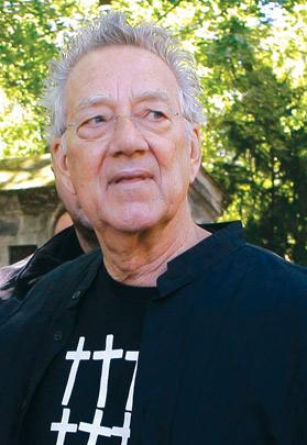 Ray Manzarek marking the 40th anniversary of Jim Morrison&rsquo;s death at the P&egrave;re Lachaise Cemetery in Paris on July 3, 2011. Photo: Reuters