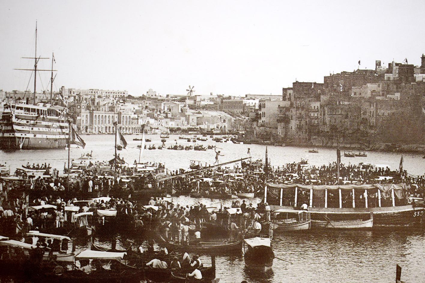 'Ġostra' in Grand Harbour by Richard Ellis, early 1900s.