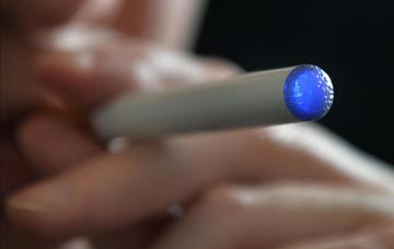 elfbar nachfüll pod läuft aus E-cigarette users are exposed to potentially harmful levels of metal linked  to DNA damage | UCR News main image 1